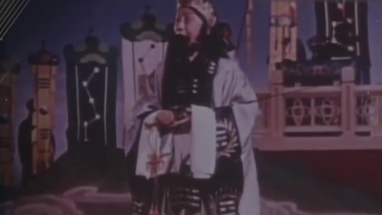 京剧电影《借东风》(1957年资料,马连良饰诸葛亮,双手持羽扇)
