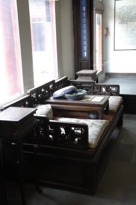 故宫「阅是楼」内「慈禧皇太后看戏景观(东次间前沿炕)」复原陈设(故宫博物院官网「戏曲馆」页所载;场所/陈设类间接件,非黄润甫本人影像)