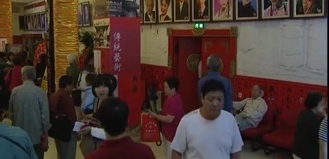 央视《戏曲采风》报道「纪念龚云甫诞辰150周年京剧演唱会」现场：会场展陈的戏曲剧照与名家肖像（2012）