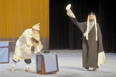 京剧《乌盆记》演出照:桌上乌盆一件(天津市青年京剧团于天津中华剧院演出)