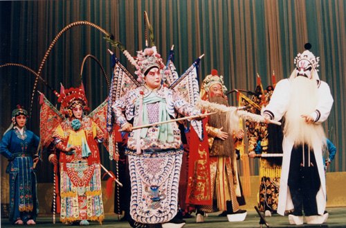 京剧《九江口》剧照:张定边(右,净)与华云龙(中左,小生,戴雉翎)及龙套、兵士同场