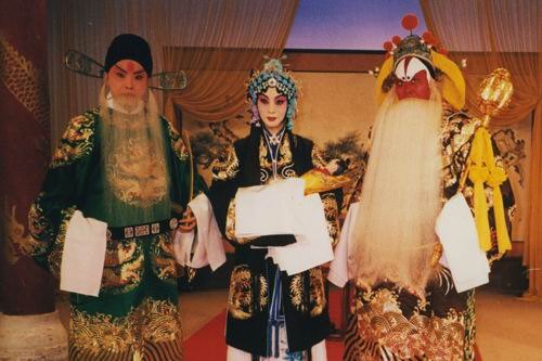 京剧《二进宫》剧照:净角(白满、侯帽、手抱铜锤)、旦角(凤冠宫装)与老生(纱帽、白三、蟒袍)三人同场