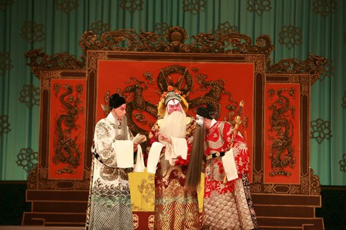 京剧《大保国 探皇陵 二进宫》剧照:金殿场面,居中者身着黄蟒挂白髯,左厢文臣持牙笏、右厢内侍持云帚