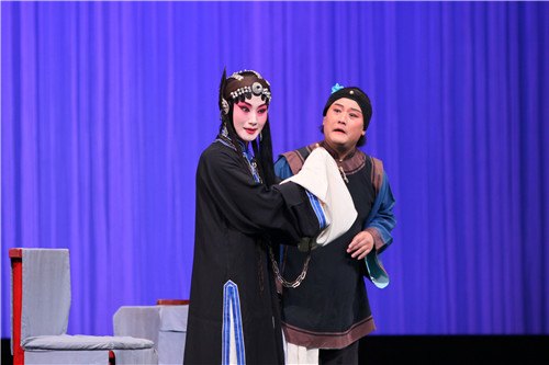 京剧《六月雪·探监》剧照:窦娥(李文颖饰,左)、禁婆(王珏饰,右)