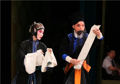 《四进士》李文颖饰演杨素贞(左)、刘垒饰演杨春(右)