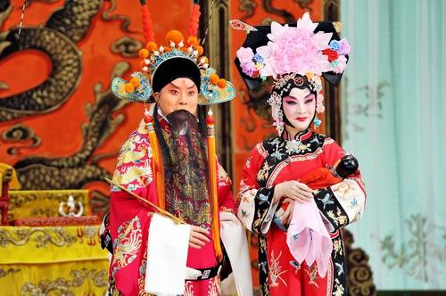 京剧《四郎探母》剧照：老生与旦角对戏（国家京剧院官网剧目页所载）
