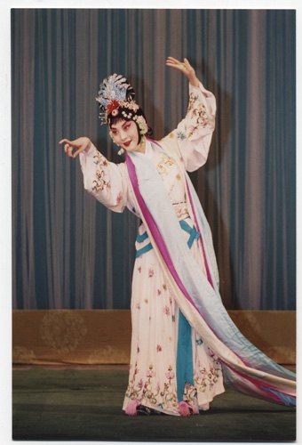 京剧《天女散花》剧照:天女散花身段(国家京剧院官网剧目页所载)