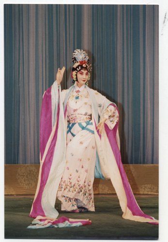 京剧《天女散花》剧照:天女长绸横展(国家京剧院官网剧目页所载)