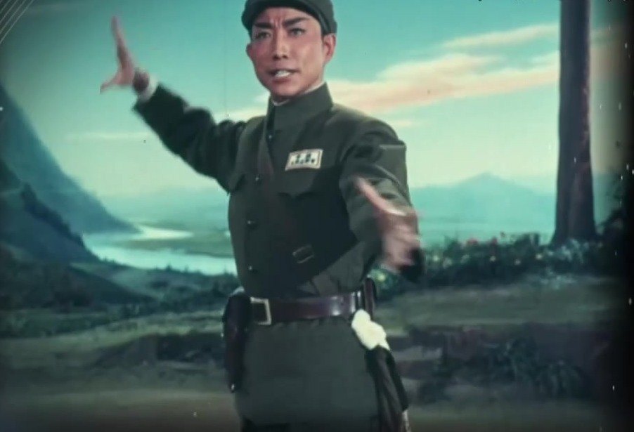 1972年彩色影片《奇袭白虎团》画面:严伟才(宋玉庆饰)单人做戏(央视《典藏》所播)