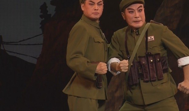 现代京剧《奇袭白虎团》剧照:两名志愿军侦察兵扮相者握拳亮相(央视《CCTV空中剧院》20220509版)