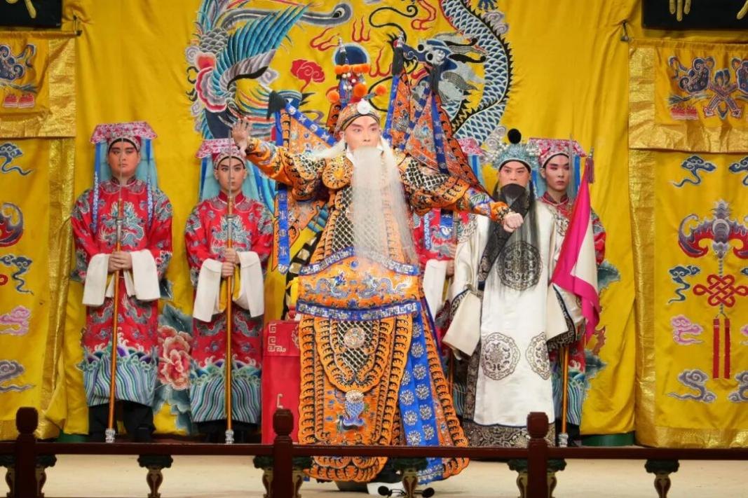 京剧《定军山》演出场面:黄忠居中,旁立白髯老将(北京京剧院纪念京剧电影《定军山》上映120周年演出)