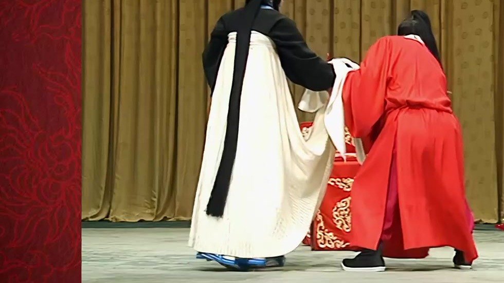 京剧《审头刺汤》「刺汤」洞房录像截帧:雪艳(旦,右)与汤勤(丑,左)