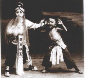 李紫贵少年时演《打渔杀家》饰萧恩(左),李桐森饰大教师(中国戏曲学院戏曲教育数字博物馆所载)