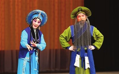 京剧《打渔杀家》演出照:萧恩与萧桂英(2025年7月26日天津中华剧院演出,天津日报记者姚文生摄)