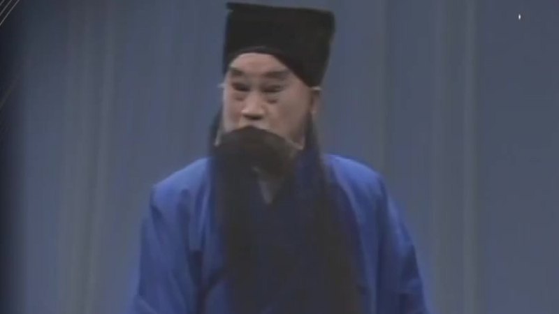 京剧《捉放曹》录像截帧:陈宫近景,戴黑方巾、挂黑三髯(表演:李鸣盛、梁嘉禾)