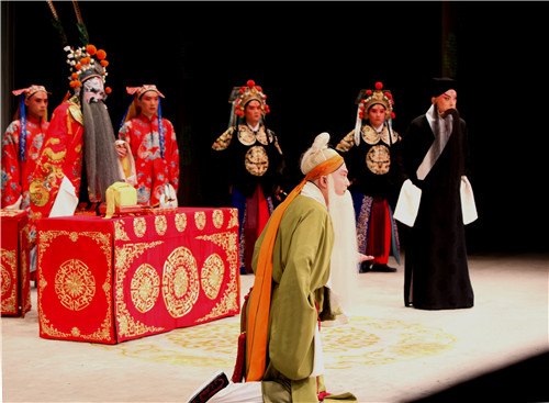 《搜孤救孤》于魁智饰演程婴(右一)、胡滨饰演屠岸贾(左二)、马翔飞饰演公孙杵臼(前)(国家京剧院第20次赴台演出)