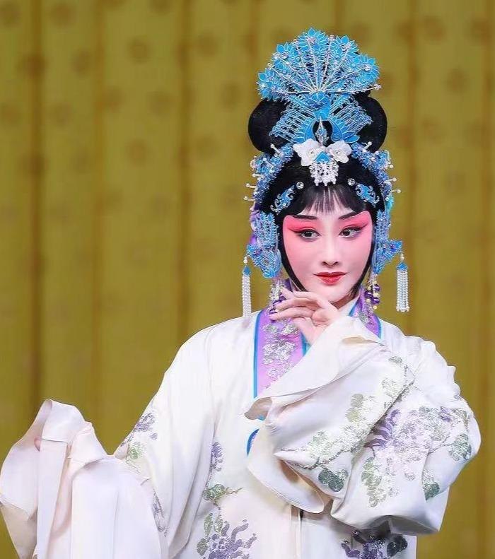 京剧《望江亭》演出照:北京京剧院王茜饰谭记儿(央视网所载,图片署名「王茜饰演谭记儿 婉拉黛摄」)