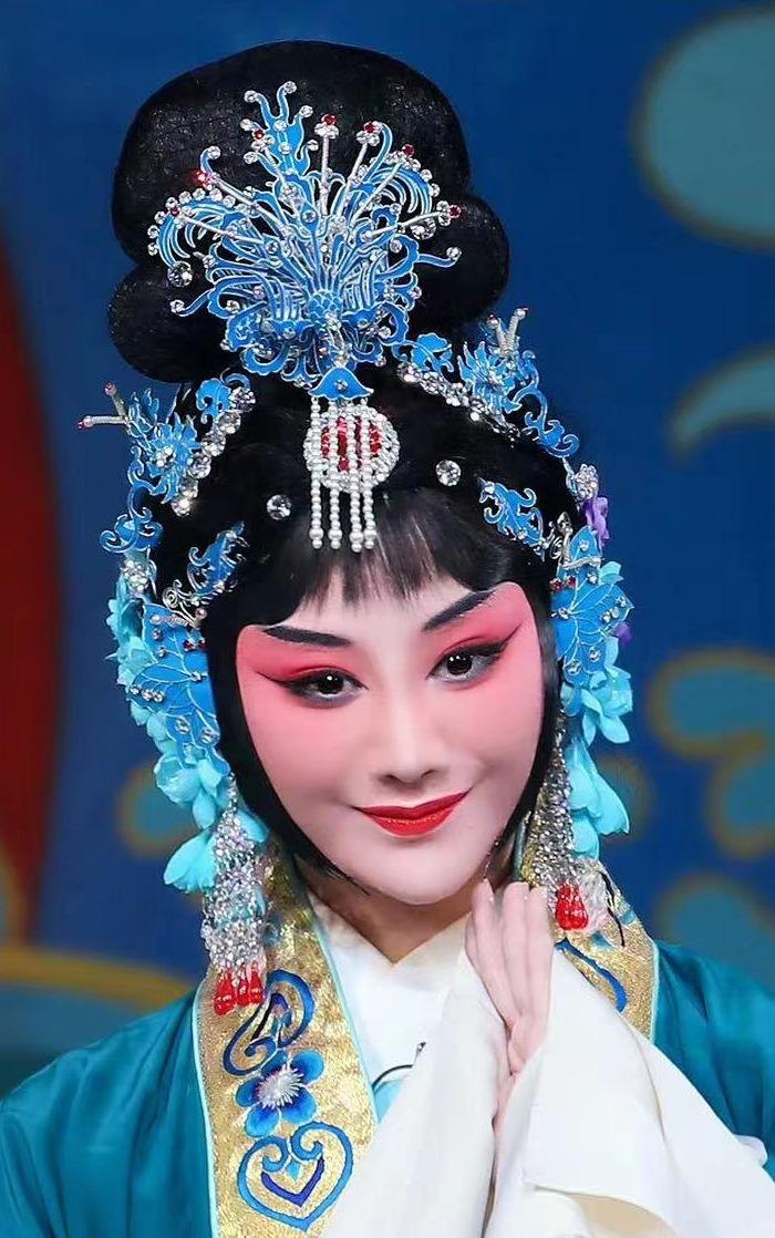 京剧《望江亭》演出照:北京京剧院王茜饰谭记儿(央视网所载,图片署名「王茜饰演谭记儿 婉拉黛摄」)