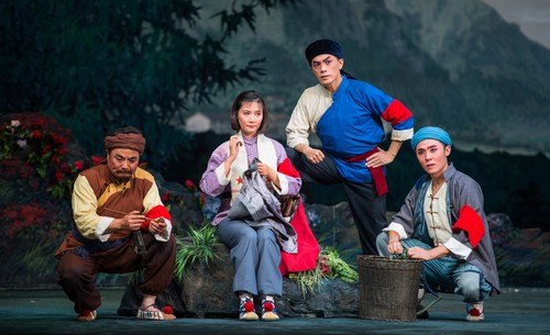 现代京剧《杜鹃山》剧照:柯湘与战士、老农于山中叙话(国家京剧院2013年演出季)