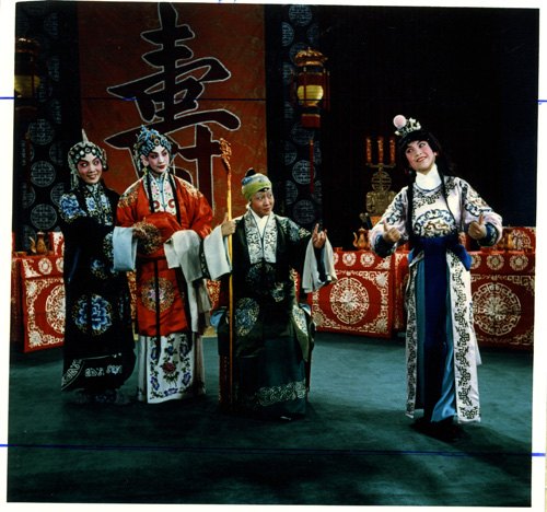京剧《杨门女将》剧照:寿堂,老旦持杖居中、旦角环绕(国家京剧院官网剧目页所载)