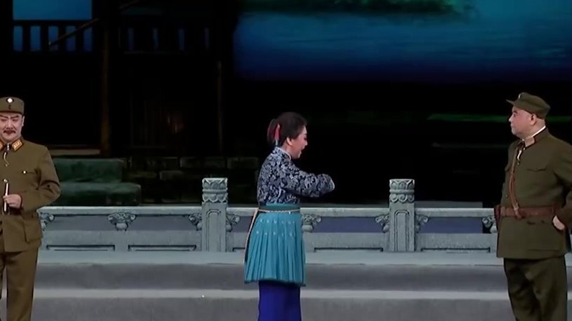 央视《CCTV空中剧院》所播现代京剧《沙家浜·智斗》录像截帧:阿庆嫂与刁德一、胡传魁三人同台(表演:郑潇、张凯、韩巨明)