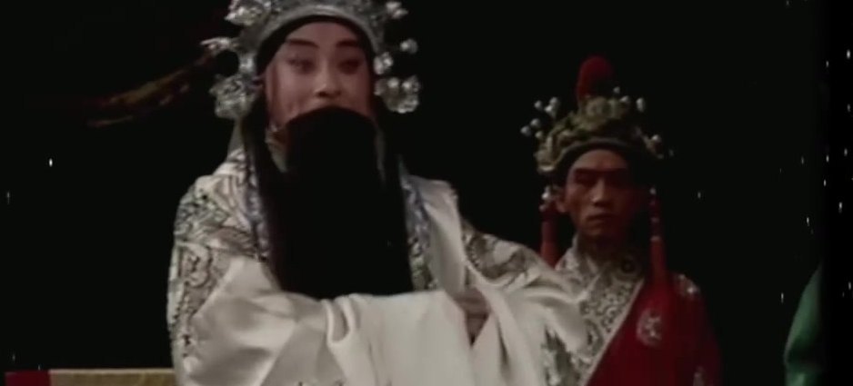 央视《典藏》京剧《满江红》录像截帧:岳飞(白蟒、挂黑髯)与同台角色对手戏(表演:孙岳、萧润德、孙亦意)