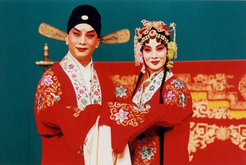 京剧《玉堂春》剧照:王金龙与苏三(生旦双人,团圆一场)(国家京剧院官网剧目页所载)