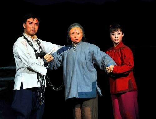 现代京剧《红灯记》剧照:刑场一场,李玉和、李奶奶与李铁梅同立(国家京剧院官网剧目页所载)