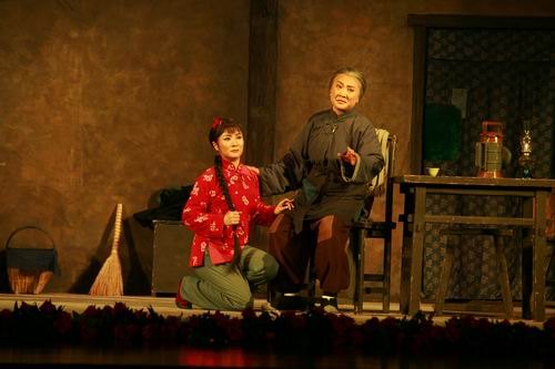 现代京剧《红灯记》剧照:李奶奶向李铁梅痛说革命家史(国家京剧院官网剧目页所载)