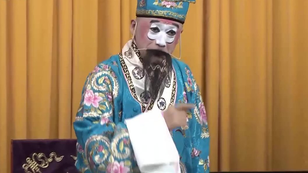 京剧《群英会·借东风·华容道》第四场演出照:蓝蟒、白脸黑满髯的净角执白笺(央视《CCTV空中剧院》)