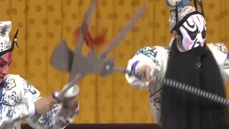 央视《CCTV空中剧院》京剧《艳阳楼》(表演:王玺龙、史绍跃等):剧中开打场面,高登(右)持大刀与对手交锋
