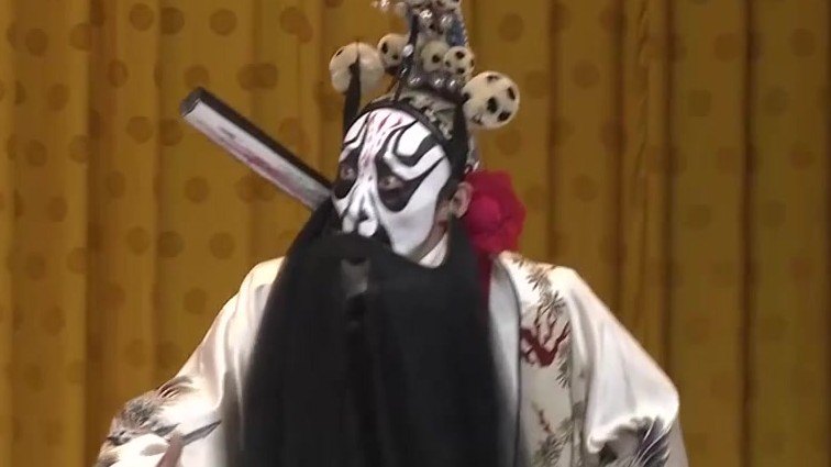 央视《CCTV空中剧院》京剧《艳阳楼》(表演:王玺龙、史绍跃等):勾脸武生扮相的高登持大刀