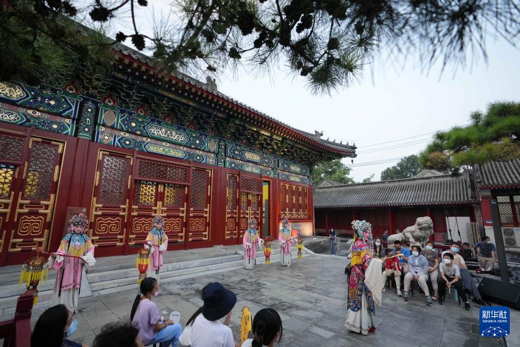 京剧《贵妃醉酒》(国家京剧院演员于妙应寺白塔寺庭院演出)
