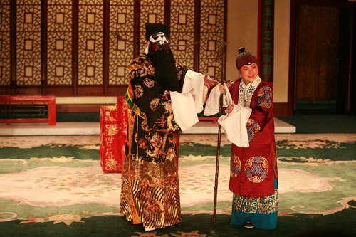 京剧《赤桑镇》剧照:包拯劝解吴妙贞(中国国家京剧院官网「剧目博览·赤桑镇」页所载)