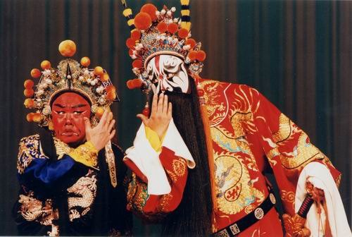 京剧《赵氏孤儿》剧照:红脸与白脸两位角色同场(国家京剧院官网剧目页所载)