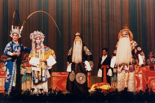 京剧《赵氏孤儿》剧照:宫廷群场(国家京剧院官网剧目页所载)