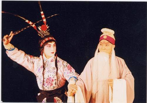 京剧《赵氏孤儿》剧照:旦角与老生同场(国家京剧院官网剧目页所载)