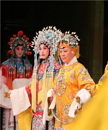 《铡美案》张静饰演太后(右)、张艺饰演皇姑(中)(国家京剧院第20次赴台演出剧照)