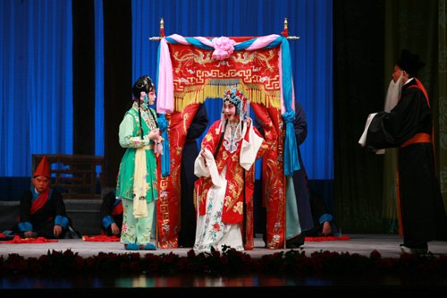 京剧《锁麟囊》花轿与嫁娶场面(国家京剧院官网剧目页所载剧照)