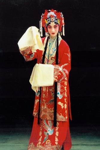京剧《锁麟囊》旦角凤冠红装(国家京剧院官网剧目页所载剧照)