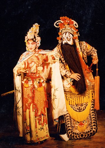 京剧《霸王别姬》剧照：虞姬与项羽同场（国家京剧院官网剧目页所载）
