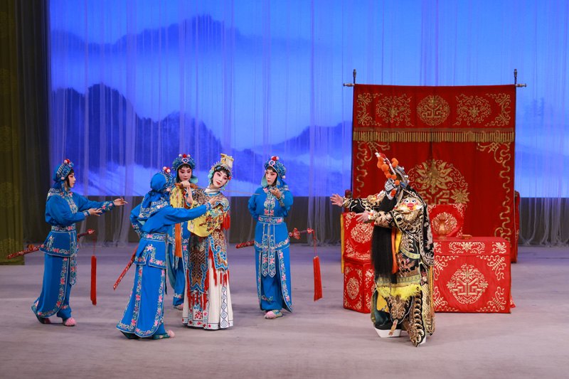 京剧《霸王别姬》演出照：虞姬、项羽与宫女同场（2025京剧文化季演出，人民网北京频道报道所载）